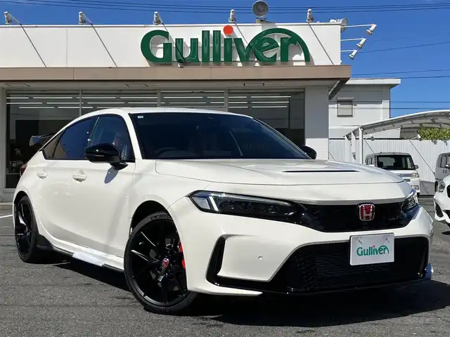 ホンダ シビック タイプR 三重県 2025(令7)年 0.1千km チャンピオンシップホワイト 登録済未使用車/登録時走行距離４km/♪ホンダセンシング/　・衝突軽減ブレーキ(CMBS)/　・路外逸脱抑制機能/　・アダプティブクルーズコントロール(ACC)/　・車線維持支援システム（LKAS）/　・歩行者事故低減ステアリング/　・オートハイビーム/　・ブラインドスポットインフォメーション/　・後退出庫サポート/　・パーキングセンサーシステム/♪TYPE R 専用装備/　・フロントシート・ステアリングホイール(アルカンターラ)/　・ステアリングホイールエンブレム・アルミ製シフトノブ/　・ステンレス製スポーツペダル/   ・シリアルナンバー入りアルミ製エンブレム/♪HondaCONNECTディスプレイ/　・AppleCarPlay・AndroidAuto/　・フルセグTV・Bluetooth・USB/♪バックカメラ/♪純正19インチAW/♪リアスポイラー/♪スマートキーx２/♪プッシュスタート/♪LEDヘッドライト/♪オートライト/♪オートリトラクタブルミラー/♪ウィンカーミラー/♪オートワイパー/♪ドライブモード切り替えスイッチ/♪電子パーキングブレーキ/♪オートブレーキホールド/♪ビルトインETC2.0/♪充電用USBポート/♪プライバシーガラス/♪横滑り防止機能