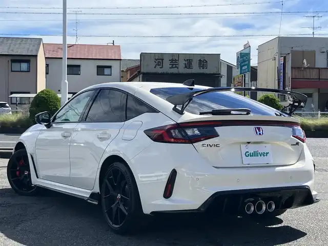ホンダ シビック タイプR 三重県 2025(令7)年 0.1千km チャンピオンシップホワイト 登録済未使用車/登録時走行距離４km/♪ホンダセンシング/　・衝突軽減ブレーキ(CMBS)/　・路外逸脱抑制機能/　・アダプティブクルーズコントロール(ACC)/　・車線維持支援システム（LKAS）/　・歩行者事故低減ステアリング/　・オートハイビーム/　・ブラインドスポットインフォメーション/　・後退出庫サポート/　・パーキングセンサーシステム/♪TYPE R 専用装備/　・フロントシート・ステアリングホイール(アルカンターラ)/　・ステアリングホイールエンブレム・アルミ製シフトノブ/　・ステンレス製スポーツペダル/   ・シリアルナンバー入りアルミ製エンブレム/♪HondaCONNECTディスプレイ/　・AppleCarPlay・AndroidAuto/　・フルセグTV・Bluetooth・USB/♪バックカメラ/♪純正19インチAW/♪リアスポイラー/♪スマートキーx２/♪プッシュスタート/♪LEDヘッドライト/♪オートライト/♪オートリトラクタブルミラー/♪ウィンカーミラー/♪オートワイパー/♪ドライブモード切り替えスイッチ/♪電子パーキングブレーキ/♪オートブレーキホールド/♪ビルトインETC2.0/♪充電用USBポート/♪プライバシーガラス/♪横滑り防止機能