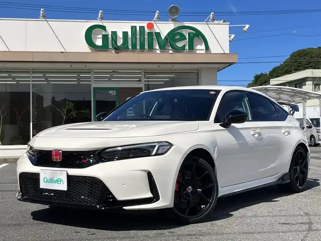 ホンダ シビック タイプR 三重県 2025(令7)年 0.1千km チャンピオンシップホワイト 登録済未使用車/登録時走行距離４km/♪ホンダセンシング/　・衝突軽減ブレーキ(CMBS)/　・路外逸脱抑制機能/　・アダプティブクルーズコントロール(ACC)/　・車線維持支援システム（LKAS）/　・歩行者事故低減ステアリング/　・オートハイビーム/　・ブラインドスポットインフォメーション/　・後退出庫サポート/　・パーキングセンサーシステム/♪TYPE R 専用装備/　・フロントシート・ステアリングホイール(アルカンターラ)/　・ステアリングホイールエンブレム・アルミ製シフトノブ/　・ステンレス製スポーツペダル/   ・シリアルナンバー入りアルミ製エンブレム/♪HondaCONNECTディスプレイ/　・AppleCarPlay・AndroidAuto/　・フルセグTV・Bluetooth・USB/♪バックカメラ/♪純正19インチAW/♪リアスポイラー/♪スマートキーx２/♪プッシュスタート/♪LEDヘッドライト/♪オートライト/♪オートリトラクタブルミラー/♪ウィンカーミラー/♪オートワイパー/♪ドライブモード切り替えスイッチ/♪電子パーキングブレーキ/♪オートブレーキホールド/♪ビルトインETC2.0/♪充電用USBポート/♪プライバシーガラス/♪横滑り防止機能