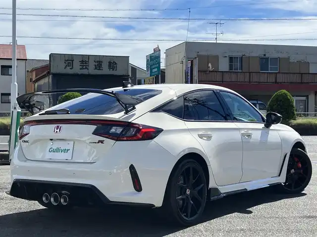 ホンダ シビック タイプR 三重県 2025(令7)年 0.1千km チャンピオンシップホワイト 登録済未使用車/登録時走行距離４km/♪ホンダセンシング/　・衝突軽減ブレーキ(CMBS)/　・路外逸脱抑制機能/　・アダプティブクルーズコントロール(ACC)/　・車線維持支援システム（LKAS）/　・歩行者事故低減ステアリング/　・オートハイビーム/　・ブラインドスポットインフォメーション/　・後退出庫サポート/　・パーキングセンサーシステム/♪TYPE R 専用装備/　・フロントシート・ステアリングホイール(アルカンターラ)/　・ステアリングホイールエンブレム・アルミ製シフトノブ/　・ステンレス製スポーツペダル/   ・シリアルナンバー入りアルミ製エンブレム/♪HondaCONNECTディスプレイ/　・AppleCarPlay・AndroidAuto/　・フルセグTV・Bluetooth・USB/♪バックカメラ/♪純正19インチAW/♪リアスポイラー/♪スマートキーx２/♪プッシュスタート/♪LEDヘッドライト/♪オートライト/♪オートリトラクタブルミラー/♪ウィンカーミラー/♪オートワイパー/♪ドライブモード切り替えスイッチ/♪電子パーキングブレーキ/♪オートブレーキホールド/♪ビルトインETC2.0/♪充電用USBポート/♪プライバシーガラス/♪横滑り防止機能
