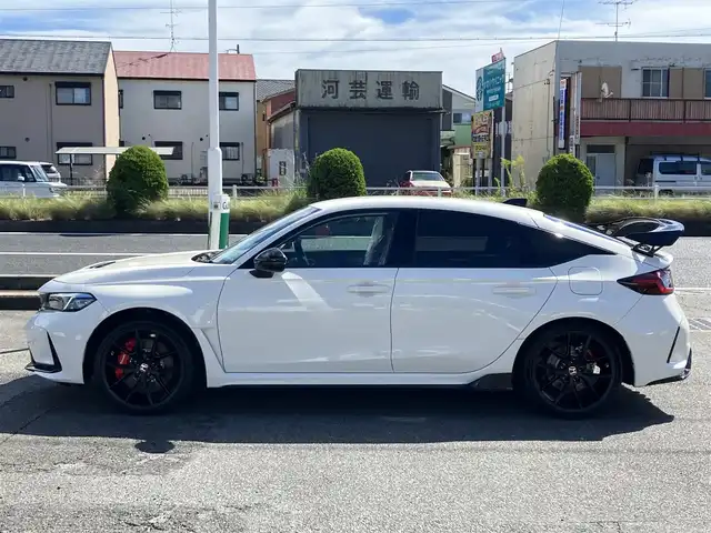 ホンダ シビック タイプR 三重県 2025(令7)年 0.1千km チャンピオンシップホワイト 登録済未使用車/登録時走行距離４km/♪ホンダセンシング/　・衝突軽減ブレーキ(CMBS)/　・路外逸脱抑制機能/　・アダプティブクルーズコントロール(ACC)/　・車線維持支援システム（LKAS）/　・歩行者事故低減ステアリング/　・オートハイビーム/　・ブラインドスポットインフォメーション/　・後退出庫サポート/　・パーキングセンサーシステム/♪TYPE R 専用装備/　・フロントシート・ステアリングホイール(アルカンターラ)/　・ステアリングホイールエンブレム・アルミ製シフトノブ/　・ステンレス製スポーツペダル/   ・シリアルナンバー入りアルミ製エンブレム/♪HondaCONNECTディスプレイ/　・AppleCarPlay・AndroidAuto/　・フルセグTV・Bluetooth・USB/♪バックカメラ/♪純正19インチAW/♪リアスポイラー/♪スマートキーx２/♪プッシュスタート/♪LEDヘッドライト/♪オートライト/♪オートリトラクタブルミラー/♪ウィンカーミラー/♪オートワイパー/♪ドライブモード切り替えスイッチ/♪電子パーキングブレーキ/♪オートブレーキホールド/♪ビルトインETC2.0/♪充電用USBポート/♪プライバシーガラス/♪横滑り防止機能