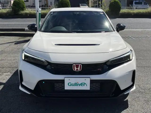 ホンダ シビック タイプR 三重県 2025(令7)年 0.1千km チャンピオンシップホワイト 登録済未使用車/登録時走行距離４km/♪ホンダセンシング/　・衝突軽減ブレーキ(CMBS)/　・路外逸脱抑制機能/　・アダプティブクルーズコントロール(ACC)/　・車線維持支援システム（LKAS）/　・歩行者事故低減ステアリング/　・オートハイビーム/　・ブラインドスポットインフォメーション/　・後退出庫サポート/　・パーキングセンサーシステム/♪TYPE R 専用装備/　・フロントシート・ステアリングホイール(アルカンターラ)/　・ステアリングホイールエンブレム・アルミ製シフトノブ/　・ステンレス製スポーツペダル/   ・シリアルナンバー入りアルミ製エンブレム/♪HondaCONNECTディスプレイ/　・AppleCarPlay・AndroidAuto/　・フルセグTV・Bluetooth・USB/♪バックカメラ/♪純正19インチAW/♪リアスポイラー/♪スマートキーx２/♪プッシュスタート/♪LEDヘッドライト/♪オートライト/♪オートリトラクタブルミラー/♪ウィンカーミラー/♪オートワイパー/♪ドライブモード切り替えスイッチ/♪電子パーキングブレーキ/♪オートブレーキホールド/♪ビルトインETC2.0/♪充電用USBポート/♪プライバシーガラス/♪横滑り防止機能