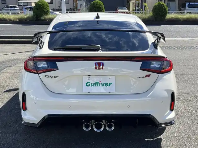 ホンダ シビック タイプR 三重県 2025(令7)年 0.1千km チャンピオンシップホワイト 登録済未使用車/登録時走行距離４km/♪ホンダセンシング/　・衝突軽減ブレーキ(CMBS)/　・路外逸脱抑制機能/　・アダプティブクルーズコントロール(ACC)/　・車線維持支援システム（LKAS）/　・歩行者事故低減ステアリング/　・オートハイビーム/　・ブラインドスポットインフォメーション/　・後退出庫サポート/　・パーキングセンサーシステム/♪TYPE R 専用装備/　・フロントシート・ステアリングホイール(アルカンターラ)/　・ステアリングホイールエンブレム・アルミ製シフトノブ/　・ステンレス製スポーツペダル/   ・シリアルナンバー入りアルミ製エンブレム/♪HondaCONNECTディスプレイ/　・AppleCarPlay・AndroidAuto/　・フルセグTV・Bluetooth・USB/♪バックカメラ/♪純正19インチAW/♪リアスポイラー/♪スマートキーx２/♪プッシュスタート/♪LEDヘッドライト/♪オートライト/♪オートリトラクタブルミラー/♪ウィンカーミラー/♪オートワイパー/♪ドライブモード切り替えスイッチ/♪電子パーキングブレーキ/♪オートブレーキホールド/♪ビルトインETC2.0/♪充電用USBポート/♪プライバシーガラス/♪横滑り防止機能