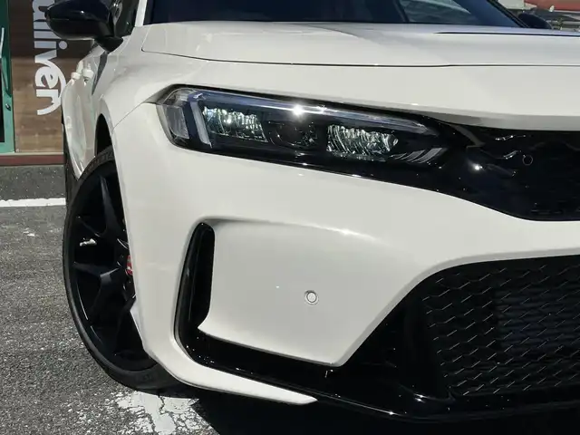 ホンダ シビック タイプR 三重県 2025(令7)年 0.1千km チャンピオンシップホワイト 登録済未使用車/登録時走行距離４km/♪ホンダセンシング/　・衝突軽減ブレーキ(CMBS)/　・路外逸脱抑制機能/　・アダプティブクルーズコントロール(ACC)/　・車線維持支援システム（LKAS）/　・歩行者事故低減ステアリング/　・オートハイビーム/　・ブラインドスポットインフォメーション/　・後退出庫サポート/　・パーキングセンサーシステム/♪TYPE R 専用装備/　・フロントシート・ステアリングホイール(アルカンターラ)/　・ステアリングホイールエンブレム・アルミ製シフトノブ/　・ステンレス製スポーツペダル/   ・シリアルナンバー入りアルミ製エンブレム/♪HondaCONNECTディスプレイ/　・AppleCarPlay・AndroidAuto/　・フルセグTV・Bluetooth・USB/♪バックカメラ/♪純正19インチAW/♪リアスポイラー/♪スマートキーx２/♪プッシュスタート/♪LEDヘッドライト/♪オートライト/♪オートリトラクタブルミラー/♪ウィンカーミラー/♪オートワイパー/♪ドライブモード切り替えスイッチ/♪電子パーキングブレーキ/♪オートブレーキホールド/♪ビルトインETC2.0/♪充電用USBポート/♪プライバシーガラス/♪横滑り防止機能