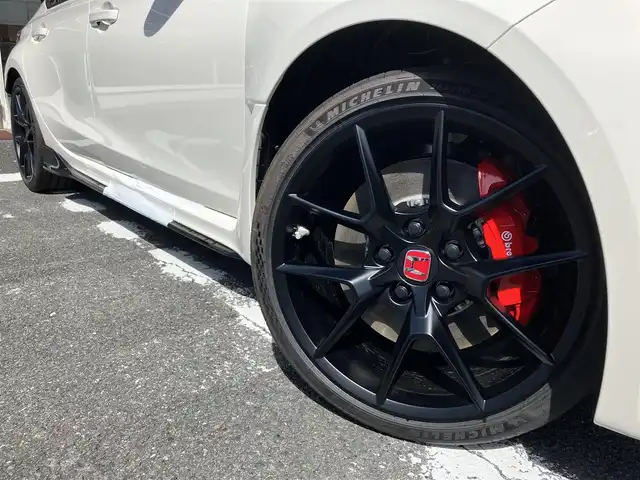 ホンダ シビック タイプR 三重県 2025(令7)年 0.1千km チャンピオンシップホワイト 登録済未使用車/登録時走行距離４km/♪ホンダセンシング/　・衝突軽減ブレーキ(CMBS)/　・路外逸脱抑制機能/　・アダプティブクルーズコントロール(ACC)/　・車線維持支援システム（LKAS）/　・歩行者事故低減ステアリング/　・オートハイビーム/　・ブラインドスポットインフォメーション/　・後退出庫サポート/　・パーキングセンサーシステム/♪TYPE R 専用装備/　・フロントシート・ステアリングホイール(アルカンターラ)/　・ステアリングホイールエンブレム・アルミ製シフトノブ/　・ステンレス製スポーツペダル/   ・シリアルナンバー入りアルミ製エンブレム/♪HondaCONNECTディスプレイ/　・AppleCarPlay・AndroidAuto/　・フルセグTV・Bluetooth・USB/♪バックカメラ/♪純正19インチAW/♪リアスポイラー/♪スマートキーx２/♪プッシュスタート/♪LEDヘッドライト/♪オートライト/♪オートリトラクタブルミラー/♪ウィンカーミラー/♪オートワイパー/♪ドライブモード切り替えスイッチ/♪電子パーキングブレーキ/♪オートブレーキホールド/♪ビルトインETC2.0/♪充電用USBポート/♪プライバシーガラス/♪横滑り防止機能