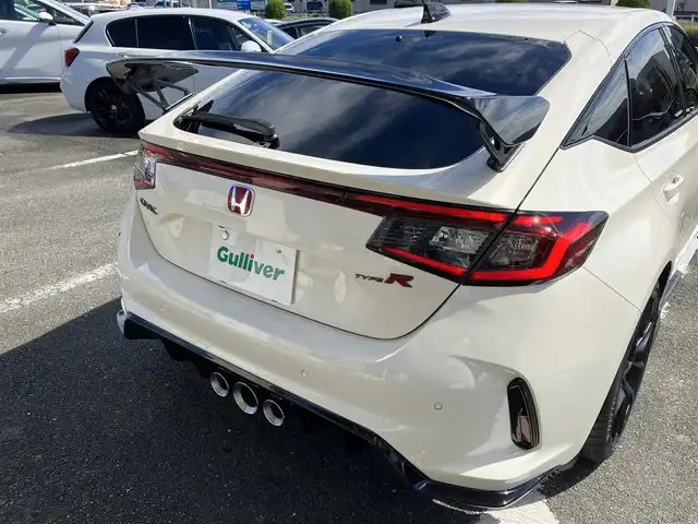 ホンダ シビック タイプR 三重県 2025(令7)年 0.1千km チャンピオンシップホワイト 登録済未使用車/登録時走行距離４km/♪ホンダセンシング/　・衝突軽減ブレーキ(CMBS)/　・路外逸脱抑制機能/　・アダプティブクルーズコントロール(ACC)/　・車線維持支援システム（LKAS）/　・歩行者事故低減ステアリング/　・オートハイビーム/　・ブラインドスポットインフォメーション/　・後退出庫サポート/　・パーキングセンサーシステム/♪TYPE R 専用装備/　・フロントシート・ステアリングホイール(アルカンターラ)/　・ステアリングホイールエンブレム・アルミ製シフトノブ/　・ステンレス製スポーツペダル/   ・シリアルナンバー入りアルミ製エンブレム/♪HondaCONNECTディスプレイ/　・AppleCarPlay・AndroidAuto/　・フルセグTV・Bluetooth・USB/♪バックカメラ/♪純正19インチAW/♪リアスポイラー/♪スマートキーx２/♪プッシュスタート/♪LEDヘッドライト/♪オートライト/♪オートリトラクタブルミラー/♪ウィンカーミラー/♪オートワイパー/♪ドライブモード切り替えスイッチ/♪電子パーキングブレーキ/♪オートブレーキホールド/♪ビルトインETC2.0/♪充電用USBポート/♪プライバシーガラス/♪横滑り防止機能