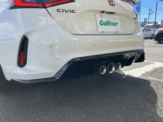 ホンダ シビック タイプR 三重県 2025(令7)年 0.1千km チャンピオンシップホワイト 登録済未使用車/登録時走行距離４km/♪ホンダセンシング/　・衝突軽減ブレーキ(CMBS)/　・路外逸脱抑制機能/　・アダプティブクルーズコントロール(ACC)/　・車線維持支援システム（LKAS）/　・歩行者事故低減ステアリング/　・オートハイビーム/　・ブラインドスポットインフォメーション/　・後退出庫サポート/　・パーキングセンサーシステム/♪TYPE R 専用装備/　・フロントシート・ステアリングホイール(アルカンターラ)/　・ステアリングホイールエンブレム・アルミ製シフトノブ/　・ステンレス製スポーツペダル/   ・シリアルナンバー入りアルミ製エンブレム/♪HondaCONNECTディスプレイ/　・AppleCarPlay・AndroidAuto/　・フルセグTV・Bluetooth・USB/♪バックカメラ/♪純正19インチAW/♪リアスポイラー/♪スマートキーx２/♪プッシュスタート/♪LEDヘッドライト/♪オートライト/♪オートリトラクタブルミラー/♪ウィンカーミラー/♪オートワイパー/♪ドライブモード切り替えスイッチ/♪電子パーキングブレーキ/♪オートブレーキホールド/♪ビルトインETC2.0/♪充電用USBポート/♪プライバシーガラス/♪横滑り防止機能