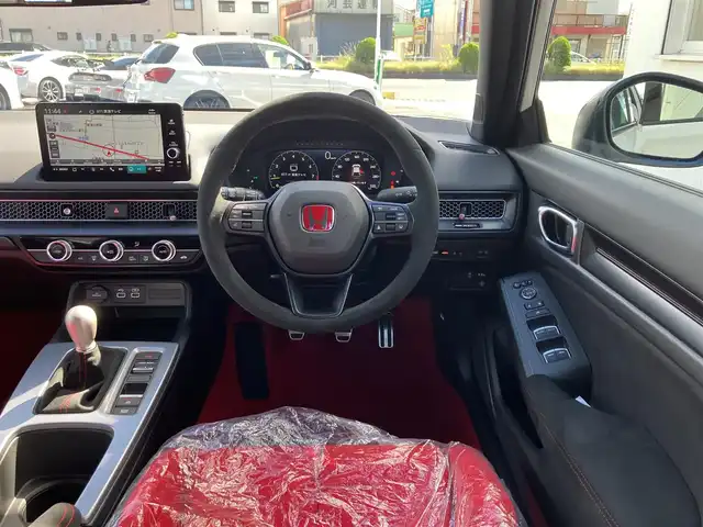 ホンダ シビック タイプR 三重県 2025(令7)年 0.1千km チャンピオンシップホワイト 登録済未使用車/登録時走行距離４km/♪ホンダセンシング/　・衝突軽減ブレーキ(CMBS)/　・路外逸脱抑制機能/　・アダプティブクルーズコントロール(ACC)/　・車線維持支援システム（LKAS）/　・歩行者事故低減ステアリング/　・オートハイビーム/　・ブラインドスポットインフォメーション/　・後退出庫サポート/　・パーキングセンサーシステム/♪TYPE R 専用装備/　・フロントシート・ステアリングホイール(アルカンターラ)/　・ステアリングホイールエンブレム・アルミ製シフトノブ/　・ステンレス製スポーツペダル/   ・シリアルナンバー入りアルミ製エンブレム/♪HondaCONNECTディスプレイ/　・AppleCarPlay・AndroidAuto/　・フルセグTV・Bluetooth・USB/♪バックカメラ/♪純正19インチAW/♪リアスポイラー/♪スマートキーx２/♪プッシュスタート/♪LEDヘッドライト/♪オートライト/♪オートリトラクタブルミラー/♪ウィンカーミラー/♪オートワイパー/♪ドライブモード切り替えスイッチ/♪電子パーキングブレーキ/♪オートブレーキホールド/♪ビルトインETC2.0/♪充電用USBポート/♪プライバシーガラス/♪横滑り防止機能