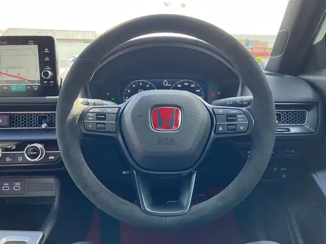 ホンダ シビック タイプR 三重県 2025(令7)年 0.1千km チャンピオンシップホワイト 登録済未使用車/登録時走行距離４km/♪ホンダセンシング/　・衝突軽減ブレーキ(CMBS)/　・路外逸脱抑制機能/　・アダプティブクルーズコントロール(ACC)/　・車線維持支援システム（LKAS）/　・歩行者事故低減ステアリング/　・オートハイビーム/　・ブラインドスポットインフォメーション/　・後退出庫サポート/　・パーキングセンサーシステム/♪TYPE R 専用装備/　・フロントシート・ステアリングホイール(アルカンターラ)/　・ステアリングホイールエンブレム・アルミ製シフトノブ/　・ステンレス製スポーツペダル/   ・シリアルナンバー入りアルミ製エンブレム/♪HondaCONNECTディスプレイ/　・AppleCarPlay・AndroidAuto/　・フルセグTV・Bluetooth・USB/♪バックカメラ/♪純正19インチAW/♪リアスポイラー/♪スマートキーx２/♪プッシュスタート/♪LEDヘッドライト/♪オートライト/♪オートリトラクタブルミラー/♪ウィンカーミラー/♪オートワイパー/♪ドライブモード切り替えスイッチ/♪電子パーキングブレーキ/♪オートブレーキホールド/♪ビルトインETC2.0/♪充電用USBポート/♪プライバシーガラス/♪横滑り防止機能