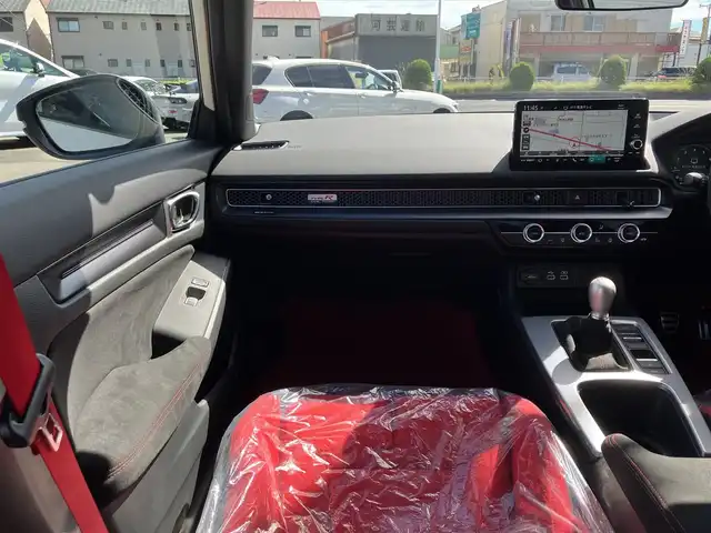 ホンダ シビック タイプR 三重県 2025(令7)年 0.1千km チャンピオンシップホワイト 登録済未使用車/登録時走行距離４km/♪ホンダセンシング/　・衝突軽減ブレーキ(CMBS)/　・路外逸脱抑制機能/　・アダプティブクルーズコントロール(ACC)/　・車線維持支援システム（LKAS）/　・歩行者事故低減ステアリング/　・オートハイビーム/　・ブラインドスポットインフォメーション/　・後退出庫サポート/　・パーキングセンサーシステム/♪TYPE R 専用装備/　・フロントシート・ステアリングホイール(アルカンターラ)/　・ステアリングホイールエンブレム・アルミ製シフトノブ/　・ステンレス製スポーツペダル/   ・シリアルナンバー入りアルミ製エンブレム/♪HondaCONNECTディスプレイ/　・AppleCarPlay・AndroidAuto/　・フルセグTV・Bluetooth・USB/♪バックカメラ/♪純正19インチAW/♪リアスポイラー/♪スマートキーx２/♪プッシュスタート/♪LEDヘッドライト/♪オートライト/♪オートリトラクタブルミラー/♪ウィンカーミラー/♪オートワイパー/♪ドライブモード切り替えスイッチ/♪電子パーキングブレーキ/♪オートブレーキホールド/♪ビルトインETC2.0/♪充電用USBポート/♪プライバシーガラス/♪横滑り防止機能