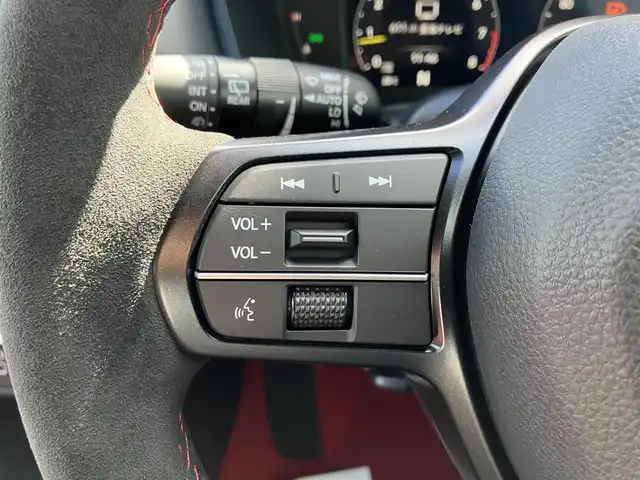 ホンダ シビック タイプR 三重県 2025(令7)年 0.1千km チャンピオンシップホワイト 登録済未使用車/登録時走行距離４km/♪ホンダセンシング/　・衝突軽減ブレーキ(CMBS)/　・路外逸脱抑制機能/　・アダプティブクルーズコントロール(ACC)/　・車線維持支援システム（LKAS）/　・歩行者事故低減ステアリング/　・オートハイビーム/　・ブラインドスポットインフォメーション/　・後退出庫サポート/　・パーキングセンサーシステム/♪TYPE R 専用装備/　・フロントシート・ステアリングホイール(アルカンターラ)/　・ステアリングホイールエンブレム・アルミ製シフトノブ/　・ステンレス製スポーツペダル/   ・シリアルナンバー入りアルミ製エンブレム/♪HondaCONNECTディスプレイ/　・AppleCarPlay・AndroidAuto/　・フルセグTV・Bluetooth・USB/♪バックカメラ/♪純正19インチAW/♪リアスポイラー/♪スマートキーx２/♪プッシュスタート/♪LEDヘッドライト/♪オートライト/♪オートリトラクタブルミラー/♪ウィンカーミラー/♪オートワイパー/♪ドライブモード切り替えスイッチ/♪電子パーキングブレーキ/♪オートブレーキホールド/♪ビルトインETC2.0/♪充電用USBポート/♪プライバシーガラス/♪横滑り防止機能