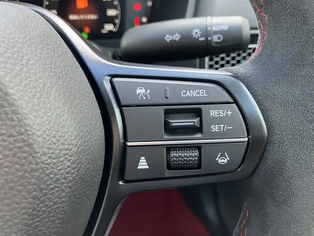 ホンダ シビック タイプR 三重県 2025(令7)年 0.1千km チャンピオンシップホワイト 登録済未使用車/登録時走行距離４km/♪ホンダセンシング/　・衝突軽減ブレーキ(CMBS)/　・路外逸脱抑制機能/　・アダプティブクルーズコントロール(ACC)/　・車線維持支援システム（LKAS）/　・歩行者事故低減ステアリング/　・オートハイビーム/　・ブラインドスポットインフォメーション/　・後退出庫サポート/　・パーキングセンサーシステム/♪TYPE R 専用装備/　・フロントシート・ステアリングホイール(アルカンターラ)/　・ステアリングホイールエンブレム・アルミ製シフトノブ/　・ステンレス製スポーツペダル/   ・シリアルナンバー入りアルミ製エンブレム/♪HondaCONNECTディスプレイ/　・AppleCarPlay・AndroidAuto/　・フルセグTV・Bluetooth・USB/♪バックカメラ/♪純正19インチAW/♪リアスポイラー/♪スマートキーx２/♪プッシュスタート/♪LEDヘッドライト/♪オートライト/♪オートリトラクタブルミラー/♪ウィンカーミラー/♪オートワイパー/♪ドライブモード切り替えスイッチ/♪電子パーキングブレーキ/♪オートブレーキホールド/♪ビルトインETC2.0/♪充電用USBポート/♪プライバシーガラス/♪横滑り防止機能