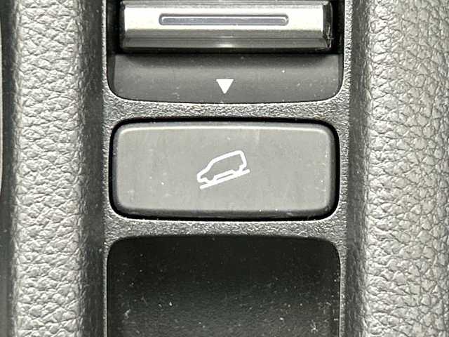 ホンダ ヴェゼル ハイブリッド e:HEV Z 三重県 2024(令6)年 0.8万km プラチナホワイトパール /禁煙車//純正ナビ/・フルセグ・Bluetooth・USB・AppleCarPlay・AndroidAuto//バックカメラ//ホンダセンシング//ブラインドスポットインフォメーション//アダプティブクルーズコントロール//オートハイビーム//衝突軽減ブレーキ//車線維持支援システム//ハンズフリーアクセスパワーテールゲート//前席シートヒーター//ビルトインETC2.0//前後ドライブレコーダー//ワイヤレスチャージャー//電子パーキング//ブレーキホールド//パドルシフト//ステアリングヒーター