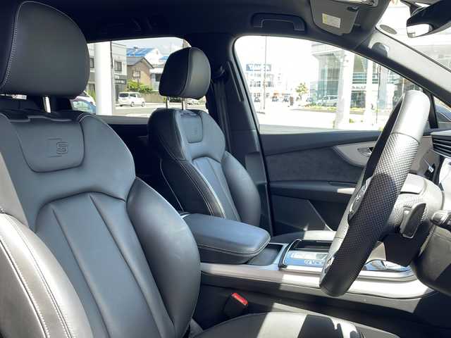 アウディ Ｑ７ 45 Sラインリミテッド 福島県 2020(令2)年 1.6万km ディープブラックパールエフェクト ワンオーナー/4WD/純正メモリナビ/　【フルセグ/SD/USB】/バックカメラ/全周囲カメラ/ステアリングスイッチ/パドルシフト/クルーズコントロール/本革シート（黒）/前席パワーシート/メモリーシート/前席シートヒーター/電動リアゲート/電動格納シート/ルーフレール/LEDヘッドライト（AUTO機能付き）/　・フォグランプ/ヒルスタートアシスト/前後ドライブレコーダー/ビルトインETC2.0/アイドリングストップ/純正フロアマット/衝突軽減システム/レーンキープアシスト/パーキングアシスト/コーナーセンサー