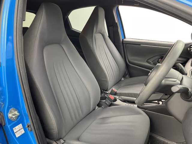 トヨタ ヤリス ハイブリッド G 岐阜県 2020(令2)年 3.3万km シアンM 純正ディスプレイオーディオ/　(AM/FM/MiraCast)/全方位カメラ/プリクラッシュセーフティ/レーダークルーズコントロール/レーンキープアシスト/コーナーセンサー/オートハイビーム/ビルトインETC/フロアマット/スマートキー