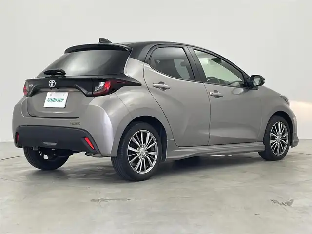 トヨタ ヤリス X 埼玉県 2022(令4)年 1.1万km ブラック/アバンギャルドブロンズメタリック ・ワンオーナー/・6速MT/・純正ディスプレイオーディオ（ナビ無し）/・モデリスタエアロ（フロントリップ、サイドスカート）/・バックカメラ/・ETC/・Bluetooth/USB接続/・純正フロアマット/・Weds LEONIS16インチアルミホイール/・純正スチールタイヤ4本、ホイールキャップ積載/・オートマチックハイビーム/・横滑り防止装置/・レーンキープアシスト/・アダプティブクルーズコントロール