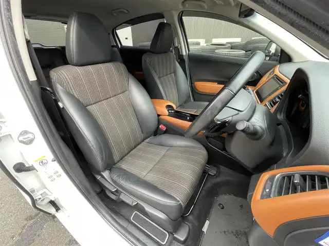 ホンダ ヴェゼル ハイブリッド Z 滋賀県 2014(平26)年 7.6万km ホワイトオーキッドパール 禁煙車/純正８インチナビ/　（Bluetooth・フルセグTV・DVD・CD・USB/ipod）/ETC/前方ドライブレコーダー/バックカメラ/クルーズコントロール/電動パーキングブレーキ/オートブレーキホールド/リアソナー/レーンキープアシスト/ハーフレザーシート/前席シートヒーター/LEDライト/オートライト/パドルシフト/プッシュスタート/スマートキー/ステアリングスイッチ