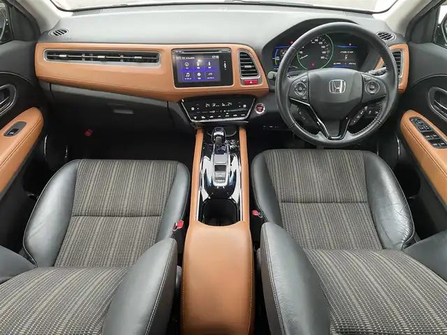 ホンダ ヴェゼル ハイブリッド Z 滋賀県 2014(平26)年 7.6万km ホワイトオーキッドパール 禁煙車/純正８インチナビ/　（Bluetooth・フルセグTV・DVD・CD・USB/ipod）/ETC/前方ドライブレコーダー/バックカメラ/クルーズコントロール/電動パーキングブレーキ/オートブレーキホールド/リアソナー/レーンキープアシスト/ハーフレザーシート/前席シートヒーター/LEDライト/オートライト/パドルシフト/プッシュスタート/スマートキー/ステアリングスイッチ