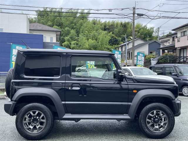 スズキ ジムニー シエラ JC 熊本県 2023(令5)年 1.1万km ブルーイッシュブラックパール3 ワンオーナー/パートタイム4WD/社外8インチナビ/【フルセグTV/CD/DVD/Bluetooth/ラジオ】/バックカメラ/クルーズコントロール/レーダーブレーキサポート/レーンアシスト/ダウンヒルアシスト/アイドリングストップ/横滑り防止機能/前席シートヒーター/純正15インチAW/背面タイヤ/前後ドライブレコーダー（ZDR035）/オートライト/LEDヘッドライト/フォグランプ/純正フロアマット/革巻きステアリング/ステアリングスイッチ/保証書/取扱説明書