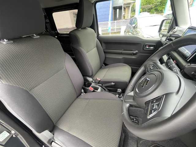 スズキ ジムニー シエラ JC 熊本県 2023(令5)年 1.1万km ブルーイッシュブラックパール3 ワンオーナー/パートタイム4WD/社外8インチナビ/【フルセグTV/CD/DVD/Bluetooth/ラジオ】/バックカメラ/クルーズコントロール/レーダーブレーキサポート/レーンアシスト/ダウンヒルアシスト/アイドリングストップ/横滑り防止機能/前席シートヒーター/純正15インチAW/背面タイヤ/前後ドライブレコーダー（ZDR035）/オートライト/LEDヘッドライト/フォグランプ/純正フロアマット/革巻きステアリング/ステアリングスイッチ/保証書/取扱説明書