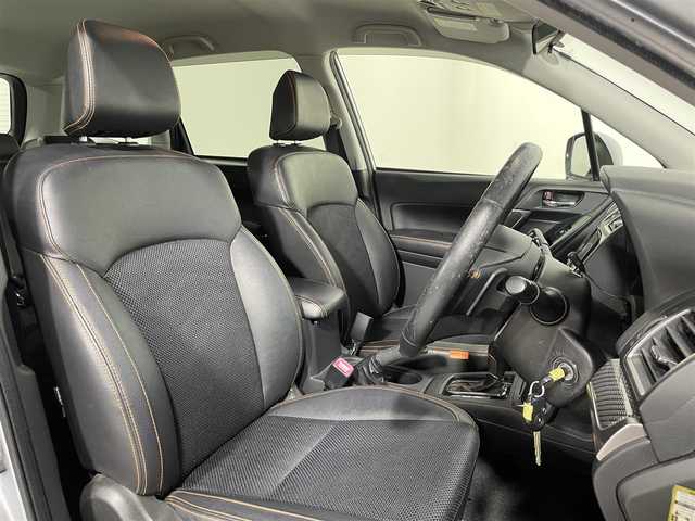 スバル フォレスター Xブレイク 大阪府 2016(平28)年 6万km アイスシルバーメタリック ４ＷＤ　社外ナビ　フルセグＴＶ　クルコン　バックカメラ　シートヒーター　ＥＴＣ　衝突軽減　ルーフレール　ヘッドライトウォッシャー　レーンアシスト　ＬＥＤヘッドライト　パドルシフト　ＢＳＭ　フォグランプ