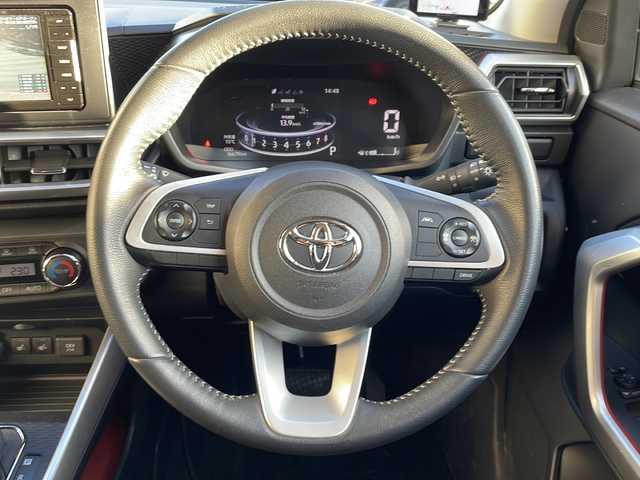 トヨタ ライズ Z 山形県 2022(令4)年 3.7万km ブラックマイカメタリック ・ワンオーナー/・４WD/・ナビ/フルセグ/CDDVD/Bluetooth/・バックカメラ/・ビルトインETC/・前方ドラレコ/・衝突警報機能/・標識認識機能/・先行車発進告知/・レーダークルーズコントロール/・レーンキープコントロール/・ブラインドスポットモニター/・前後クリアランスソナー/・LEDヘッドライト/・オートライト/・電子パーキング/・ブレーキホールド/・前席シートヒーター/・純正AW/・純正マット/・社外AW＋スタッドレスタイヤ車載/・スペアキー1本/・保証書/・取扱説明書