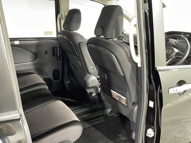日産 セレナ ハイウェイスター Vセレクション 神奈川県 2018(平30)年 6.9万km ダイヤモンドブラック 純正７型SDナビゲーション【MM516D-W】/純正後席モニター/フルセグ　AM FM CD DVD　HDMI　AUX/セーフティパック/両側電動スライドドア【サンシェード・ハンズフリー】/アラウンドビューモニター/踏み間違い防止アシスト/インテリジェントパーキングアシスト/進入禁止標識検知/ふらつき警報/フロントバックソナー/ヒーター付きドアミラー/クルーズコントロール/エマージェンシーブレーキ/車線逸脱警報/革巻きステアリング/アイドリングストップ/ECO/プッシュスタート/ビルトインETC/２列目３列目パーソナルテーブル・USB電源ソケット/スマートキー/純正サイドシル・リアスポイラー/純正16インチアルミホイール/LEDヘッドランプ/フロントフォグランプ/オートライト/スペアキー/エンジンスターター