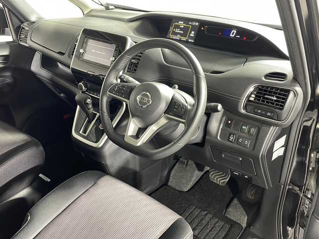 日産 セレナ ハイウェイスター Vセレクション 神奈川県 2018(平30)年 6.9万km ダイヤモンドブラック 純正７型SDナビゲーション【MM516D-W】/純正後席モニター/フルセグ　AM FM CD DVD　HDMI　AUX/セーフティパック/両側電動スライドドア【サンシェード・ハンズフリー】/アラウンドビューモニター/踏み間違い防止アシスト/インテリジェントパーキングアシスト/進入禁止標識検知/ふらつき警報/フロントバックソナー/ヒーター付きドアミラー/クルーズコントロール/エマージェンシーブレーキ/車線逸脱警報/革巻きステアリング/アイドリングストップ/ECO/プッシュスタート/ビルトインETC/２列目３列目パーソナルテーブル・USB電源ソケット/スマートキー/純正サイドシル・リアスポイラー/純正16インチアルミホイール/LEDヘッドランプ/フロントフォグランプ/オートライト/スペアキー/エンジンスターター