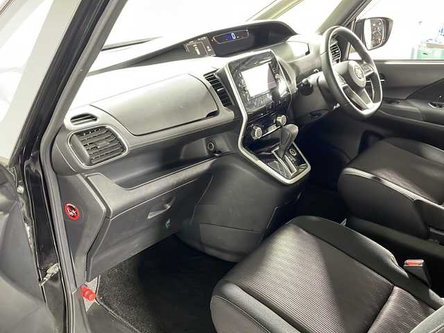 日産 セレナ ハイウェイスター Vセレクション 神奈川県 2018(平30)年 6.9万km ダイヤモンドブラック 純正７型SDナビゲーション【MM516D-W】/純正後席モニター/フルセグ　AM FM CD DVD　HDMI　AUX/セーフティパック/両側電動スライドドア【サンシェード・ハンズフリー】/アラウンドビューモニター/踏み間違い防止アシスト/インテリジェントパーキングアシスト/進入禁止標識検知/ふらつき警報/フロントバックソナー/ヒーター付きドアミラー/クルーズコントロール/エマージェンシーブレーキ/車線逸脱警報/革巻きステアリング/アイドリングストップ/ECO/プッシュスタート/ビルトインETC/２列目３列目パーソナルテーブル・USB電源ソケット/スマートキー/純正サイドシル・リアスポイラー/純正16インチアルミホイール/LEDヘッドランプ/フロントフォグランプ/オートライト/スペアキー/エンジンスターター
