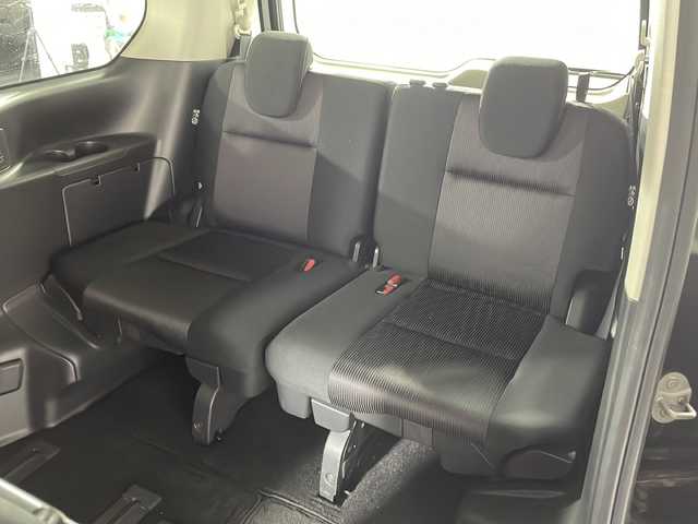 日産 セレナ ハイウェイスター Vセレクション 神奈川県 2018(平30)年 6.9万km ダイヤモンドブラック 純正７型SDナビゲーション【MM516D-W】/純正後席モニター/フルセグ　AM FM CD DVD　HDMI　AUX/セーフティパック/両側電動スライドドア【サンシェード・ハンズフリー】/アラウンドビューモニター/踏み間違い防止アシスト/インテリジェントパーキングアシスト/進入禁止標識検知/ふらつき警報/フロントバックソナー/ヒーター付きドアミラー/クルーズコントロール/エマージェンシーブレーキ/車線逸脱警報/革巻きステアリング/アイドリングストップ/ECO/プッシュスタート/ビルトインETC/２列目３列目パーソナルテーブル・USB電源ソケット/スマートキー/純正サイドシル・リアスポイラー/純正16インチアルミホイール/LEDヘッドランプ/フロントフォグランプ/オートライト/スペアキー/エンジンスターター