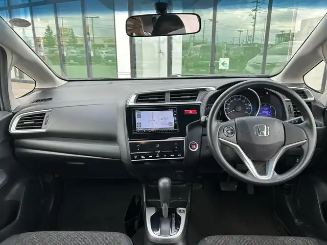 ホンダ フィット 13G Fパッケージ 道南・函館 2016(平28)年 7万km アラバスターシルバーメタリック 純正ナビ/フルセグＴＶ/夏冬タイヤ/エンジンスターター/寒冷地仕様/バックカメラ/スマートキー/プッシュスタート/アイドリングストップ/電格ミラー/社外アルミホイール/フロアマット