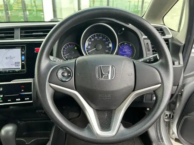 ホンダ フィット 13G Fパッケージ 道南・函館 2016(平28)年 7万km アラバスターシルバーメタリック 純正ナビ/フルセグＴＶ/夏冬タイヤ/エンジンスターター/寒冷地仕様/バックカメラ/スマートキー/プッシュスタート/アイドリングストップ/電格ミラー/社外アルミホイール/フロアマット
