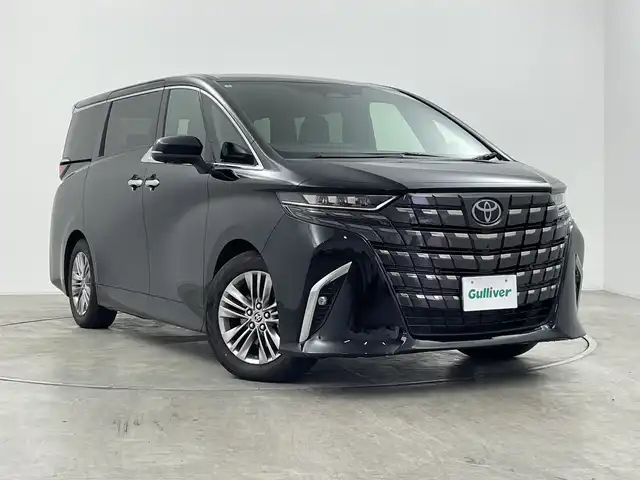 トヨタ アルファードハイブリット Z 群馬県 2025(令7)年 0.5万km ブラック 左右独立ムーンルーフ/トヨタセーフティセンス/PCS/アドバンスドドライブ/PDA/BSM/LDA/レーンチェンジアシスト/FCTA/PKSB/AHB/RSA/RCTA/安心降車アシスト/クリアランスソナー/HUD/純正１４インチナビ/Bluetooth/フルセグTV/AppleCarPlay/純正１２．１型後席モニター/全周囲カメラ/D/Nシートヒーター・エアシート/ハンドルヒーター/D/Nパワーシート/PRゲート/両サイドユニバーサルステップ/オートライト/LEDヘッドランプ・フォグランプ/電格ミラー/ウィンカーミラー/純正AW/ETC2.0/ワイヤレス充電/AC１００V/デジタルインナーミラー/レザーシート/革巻きステアリング/純正フロアマット/プッシュスタート/スマートキー