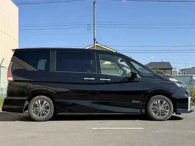 日産 セレナ ライダー プロパイロット E 兵庫県 2017(平29)年 4.5万km ダイヤモンドブラック エマージェンシーブレーキ/LDW（車線逸脱警報）/踏み間違い衝突防止アシスト/進入禁止標識検知/フロント・バックソナー/クルーズコントロール/プロパイロット（自動運転技術）/車線逸脱防止支援システム/ハンズフリーパワースライドドア（助手席側）/LDEヘッドランプ/オートライト/ボディ同色ドアミラー（電動格納機能/ウインカー付き）/クリアライン入りリアコンビーネーションランプ/ブルーステッチ入革巻きステアリングホイール/ステアリングスイッチ（オーディオ）/オートエアコン/リアクーラー/アームレスト（運転席/助手席）/シートバックポケット（運転席/助手席）/2列目超ロングスライド/横スライドシート/スライド機構付スマートアップ3列目シート/パーソナルテーブル（2列目/3列目）/USB電源ソケット（2列目/3列目）/電動パーキングブレーキ/オートブレーキホールド/インテリジェントキー/プッシュエンジンスターター/純正ナビ【型式：MM516D-L】/盗難防止装置/ドライブレコーダー（前のみ）/後席モニター/ドアバイザー/ETC