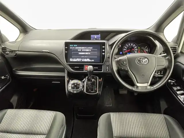 トヨタ ヴォクシー ZS 熊本県 2017(平29)年 1.8万km ホワイトパールクリスタルシャイン 純正10インチナビNSZT-Z66T（ＣＤ・ＤＶＤ・フルセグ・ＢＴ・ＳＤ）/バックカメラ　/純正前方ドライブレコーダー　/純正12.1インチフリップダウンモニター/ビルトインＥＴＣ　/両側パワースライドドア　/アイドリングストップ　/トヨタセーフティーセンス/・プリクラッシュセーフティ/・レーンディパーチャーアラート/・オートマチックハイビーム/・クルーズコントロール/横滑り防止/純正フロアマット/純正１６インチAW/オートライト/LEDヘッドライト/スマートキー/プッシュスタート/スペアキー1本/保証書