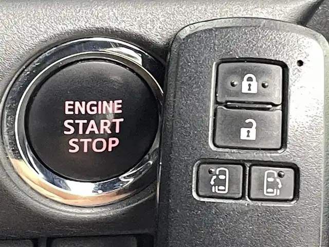 トヨタ ヴォクシー ZS 熊本県 2017(平29)年 1.8万km ホワイトパールクリスタルシャイン 純正10インチナビNSZT-Z66T（ＣＤ・ＤＶＤ・フルセグ・ＢＴ・ＳＤ）/バックカメラ　/純正前方ドライブレコーダー　/純正12.1インチフリップダウンモニター/ビルトインＥＴＣ　/両側パワースライドドア　/アイドリングストップ　/トヨタセーフティーセンス/・プリクラッシュセーフティ/・レーンディパーチャーアラート/・オートマチックハイビーム/・クルーズコントロール/横滑り防止/純正フロアマット/純正１６インチAW/オートライト/LEDヘッドライト/スマートキー/プッシュスタート/スペアキー1本/保証書