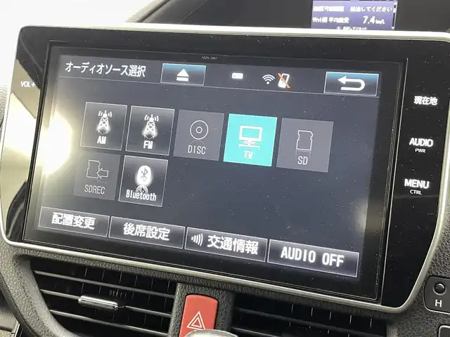 トヨタ ヴォクシー ZS 熊本県 2017(平29)年 1.8万km ホワイトパールクリスタルシャイン 純正10インチナビNSZT-Z66T（ＣＤ・ＤＶＤ・フルセグ・ＢＴ・ＳＤ）/バックカメラ　/純正前方ドライブレコーダー　/純正12.1インチフリップダウンモニター/ビルトインＥＴＣ　/両側パワースライドドア　/アイドリングストップ　/トヨタセーフティーセンス/・プリクラッシュセーフティ/・レーンディパーチャーアラート/・オートマチックハイビーム/・クルーズコントロール/横滑り防止/純正フロアマット/純正１６インチAW/オートライト/LEDヘッドライト/スマートキー/プッシュスタート/スペアキー1本/保証書