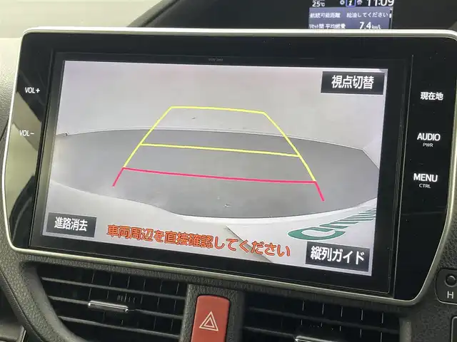 トヨタ ヴォクシー ZS 熊本県 2017(平29)年 1.8万km ホワイトパールクリスタルシャイン 純正10インチナビNSZT-Z66T（ＣＤ・ＤＶＤ・フルセグ・ＢＴ・ＳＤ）/バックカメラ　/純正前方ドライブレコーダー　/純正12.1インチフリップダウンモニター/ビルトインＥＴＣ　/両側パワースライドドア　/アイドリングストップ　/トヨタセーフティーセンス/・プリクラッシュセーフティ/・レーンディパーチャーアラート/・オートマチックハイビーム/・クルーズコントロール/横滑り防止/純正フロアマット/純正１６インチAW/オートライト/LEDヘッドライト/スマートキー/プッシュスタート/スペアキー1本/保証書