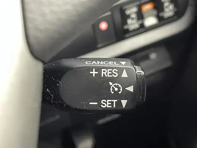 トヨタ ヴォクシー ZS 熊本県 2017(平29)年 1.8万km ホワイトパールクリスタルシャイン 純正10インチナビNSZT-Z66T（ＣＤ・ＤＶＤ・フルセグ・ＢＴ・ＳＤ）/バックカメラ　/純正前方ドライブレコーダー　/純正12.1インチフリップダウンモニター/ビルトインＥＴＣ　/両側パワースライドドア　/アイドリングストップ　/トヨタセーフティーセンス/・プリクラッシュセーフティ/・レーンディパーチャーアラート/・オートマチックハイビーム/・クルーズコントロール/横滑り防止/純正フロアマット/純正１６インチAW/オートライト/LEDヘッドライト/スマートキー/プッシュスタート/スペアキー1本/保証書