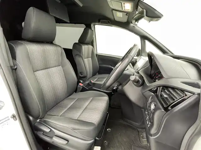 トヨタ ヴォクシー ZS 熊本県 2017(平29)年 1.8万km ホワイトパールクリスタルシャイン 純正10インチナビNSZT-Z66T（ＣＤ・ＤＶＤ・フルセグ・ＢＴ・ＳＤ）/バックカメラ　/純正前方ドライブレコーダー　/純正12.1インチフリップダウンモニター/ビルトインＥＴＣ　/両側パワースライドドア　/アイドリングストップ　/トヨタセーフティーセンス/・プリクラッシュセーフティ/・レーンディパーチャーアラート/・オートマチックハイビーム/・クルーズコントロール/横滑り防止/純正フロアマット/純正１６インチAW/オートライト/LEDヘッドライト/スマートキー/プッシュスタート/スペアキー1本/保証書