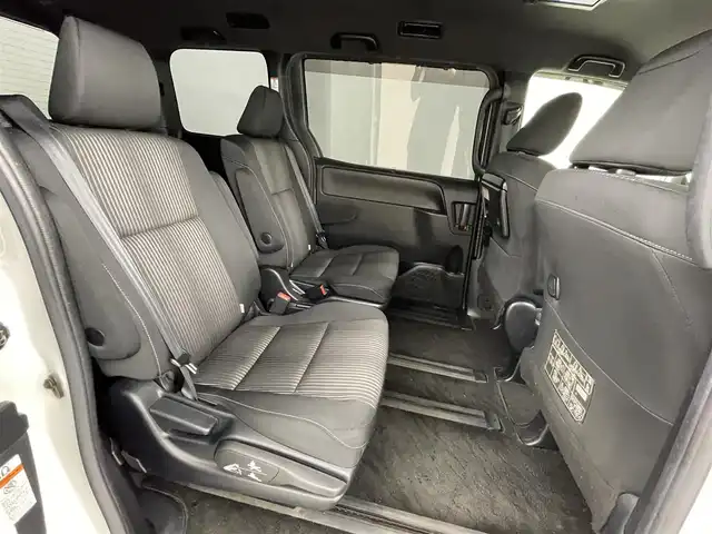 トヨタ ヴォクシー ZS 熊本県 2017(平29)年 1.8万km ホワイトパールクリスタルシャイン 純正10インチナビNSZT-Z66T（ＣＤ・ＤＶＤ・フルセグ・ＢＴ・ＳＤ）/バックカメラ　/純正前方ドライブレコーダー　/純正12.1インチフリップダウンモニター/ビルトインＥＴＣ　/両側パワースライドドア　/アイドリングストップ　/トヨタセーフティーセンス/・プリクラッシュセーフティ/・レーンディパーチャーアラート/・オートマチックハイビーム/・クルーズコントロール/横滑り防止/純正フロアマット/純正１６インチAW/オートライト/LEDヘッドライト/スマートキー/プッシュスタート/スペアキー1本/保証書