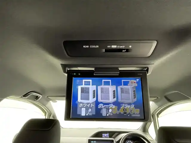 トヨタ ヴォクシー ZS 熊本県 2017(平29)年 1.8万km ホワイトパールクリスタルシャイン 純正10インチナビNSZT-Z66T（ＣＤ・ＤＶＤ・フルセグ・ＢＴ・ＳＤ）/バックカメラ　/純正前方ドライブレコーダー　/純正12.1インチフリップダウンモニター/ビルトインＥＴＣ　/両側パワースライドドア　/アイドリングストップ　/トヨタセーフティーセンス/・プリクラッシュセーフティ/・レーンディパーチャーアラート/・オートマチックハイビーム/・クルーズコントロール/横滑り防止/純正フロアマット/純正１６インチAW/オートライト/LEDヘッドライト/スマートキー/プッシュスタート/スペアキー1本/保証書