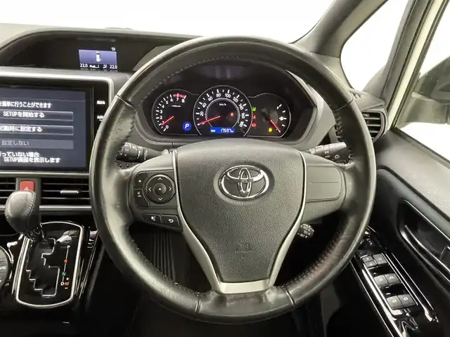 トヨタ ヴォクシー ZS 熊本県 2017(平29)年 1.8万km ホワイトパールクリスタルシャイン 純正10インチナビNSZT-Z66T（ＣＤ・ＤＶＤ・フルセグ・ＢＴ・ＳＤ）/バックカメラ　/純正前方ドライブレコーダー　/純正12.1インチフリップダウンモニター/ビルトインＥＴＣ　/両側パワースライドドア　/アイドリングストップ　/トヨタセーフティーセンス/・プリクラッシュセーフティ/・レーンディパーチャーアラート/・オートマチックハイビーム/・クルーズコントロール/横滑り防止/純正フロアマット/純正１６インチAW/オートライト/LEDヘッドライト/スマートキー/プッシュスタート/スペアキー1本/保証書