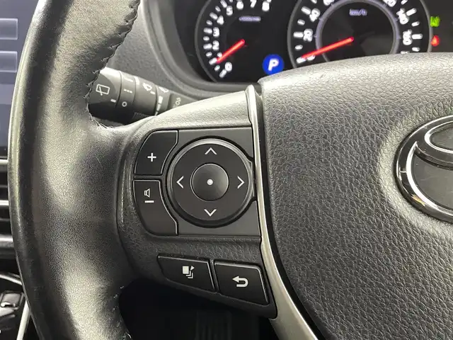トヨタ ヴォクシー ZS 熊本県 2017(平29)年 1.8万km ホワイトパールクリスタルシャイン 純正10インチナビNSZT-Z66T（ＣＤ・ＤＶＤ・フルセグ・ＢＴ・ＳＤ）/バックカメラ　/純正前方ドライブレコーダー　/純正12.1インチフリップダウンモニター/ビルトインＥＴＣ　/両側パワースライドドア　/アイドリングストップ　/トヨタセーフティーセンス/・プリクラッシュセーフティ/・レーンディパーチャーアラート/・オートマチックハイビーム/・クルーズコントロール/横滑り防止/純正フロアマット/純正１６インチAW/オートライト/LEDヘッドライト/スマートキー/プッシュスタート/スペアキー1本/保証書