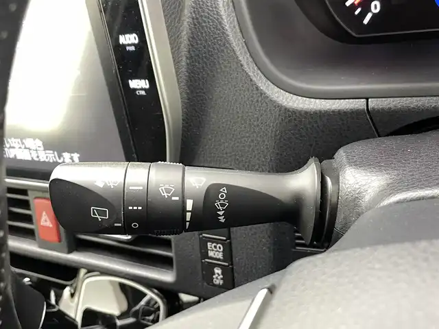 トヨタ ヴォクシー ZS 熊本県 2017(平29)年 1.8万km ホワイトパールクリスタルシャイン 純正10インチナビNSZT-Z66T（ＣＤ・ＤＶＤ・フルセグ・ＢＴ・ＳＤ）/バックカメラ　/純正前方ドライブレコーダー　/純正12.1インチフリップダウンモニター/ビルトインＥＴＣ　/両側パワースライドドア　/アイドリングストップ　/トヨタセーフティーセンス/・プリクラッシュセーフティ/・レーンディパーチャーアラート/・オートマチックハイビーム/・クルーズコントロール/横滑り防止/純正フロアマット/純正１６インチAW/オートライト/LEDヘッドライト/スマートキー/プッシュスタート/スペアキー1本/保証書