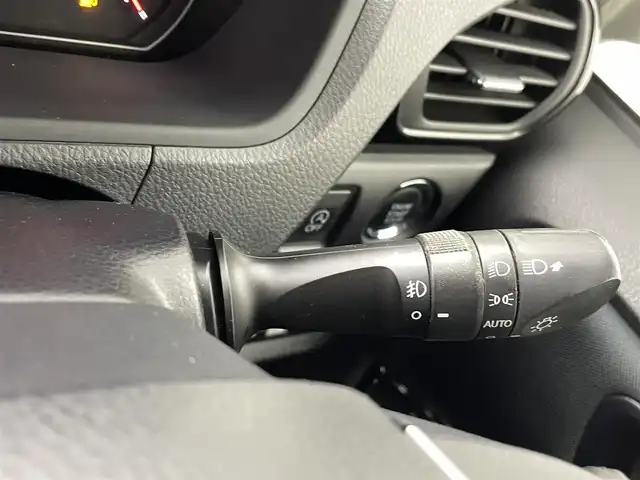 トヨタ ヴォクシー ZS 熊本県 2017(平29)年 1.8万km ホワイトパールクリスタルシャイン 純正10インチナビNSZT-Z66T（ＣＤ・ＤＶＤ・フルセグ・ＢＴ・ＳＤ）/バックカメラ　/純正前方ドライブレコーダー　/純正12.1インチフリップダウンモニター/ビルトインＥＴＣ　/両側パワースライドドア　/アイドリングストップ　/トヨタセーフティーセンス/・プリクラッシュセーフティ/・レーンディパーチャーアラート/・オートマチックハイビーム/・クルーズコントロール/横滑り防止/純正フロアマット/純正１６インチAW/オートライト/LEDヘッドライト/スマートキー/プッシュスタート/スペアキー1本/保証書