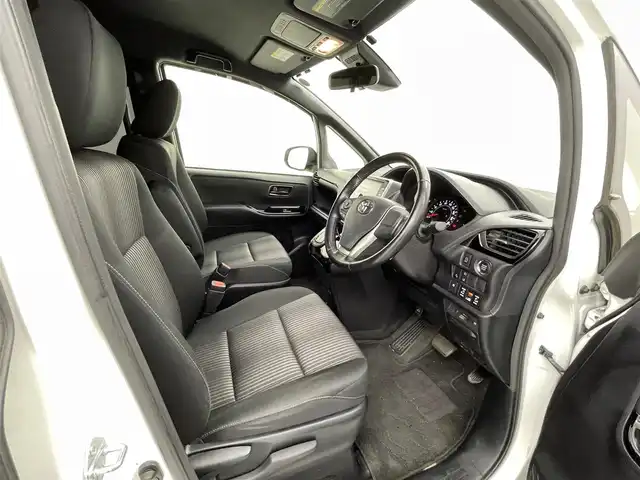 トヨタ ヴォクシー ZS 熊本県 2017(平29)年 1.8万km ホワイトパールクリスタルシャイン 純正10インチナビNSZT-Z66T（ＣＤ・ＤＶＤ・フルセグ・ＢＴ・ＳＤ）/バックカメラ　/純正前方ドライブレコーダー　/純正12.1インチフリップダウンモニター/ビルトインＥＴＣ　/両側パワースライドドア　/アイドリングストップ　/トヨタセーフティーセンス/・プリクラッシュセーフティ/・レーンディパーチャーアラート/・オートマチックハイビーム/・クルーズコントロール/横滑り防止/純正フロアマット/純正１６インチAW/オートライト/LEDヘッドライト/スマートキー/プッシュスタート/スペアキー1本/保証書
