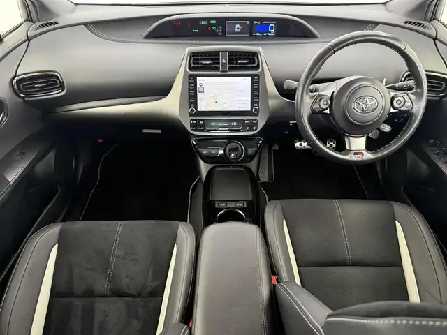 トヨタ プリウス ＰＨＶ S GRスポーツ 愛知県 2022(令4)年 3.5万km プラチナホワイトパールマイカ GRスポーツ仕様車/　　・専用サスペンション/　　・専用ブレーキキャリパー/　　・専用18インチアルミホイール/　　・専用革巻きステアリング/トヨタセーフティセンス/　　・プリクラッシュセーフティ/　　・レーントレーシングアシスト/　　・レーンディバーチャーアラート/　　・レーダークルーズコントロール/　　・アダプティブハイビーム/AC100V/純正8インチナビ/　　BT/フルセグ/バックカメラ/ドライブレコーダー/ビルトインETC/ハーフレザーシート/シートヒーター（前席）/純正LEDヘッドライト/フォグランプ/スペアキー