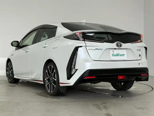 トヨタ プリウス ＰＨＶ S GRスポーツ 愛知県 2022(令4)年 3.5万km プラチナホワイトパールマイカ GRスポーツ仕様車/　　・専用サスペンション/　　・専用ブレーキキャリパー/　　・専用18インチアルミホイール/　　・専用革巻きステアリング/トヨタセーフティセンス/　　・プリクラッシュセーフティ/　　・レーントレーシングアシスト/　　・レーンディバーチャーアラート/　　・レーダークルーズコントロール/　　・アダプティブハイビーム/AC100V/純正8インチナビ/　　BT/フルセグ/バックカメラ/ドライブレコーダー/ビルトインETC/ハーフレザーシート/シートヒーター（前席）/純正LEDヘッドライト/フォグランプ/スペアキー