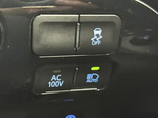 トヨタ プリウス ＰＨＶ S GRスポーツ 愛知県 2022(令4)年 3.5万km プラチナホワイトパールマイカ GRスポーツ仕様車/　　・専用サスペンション/　　・専用ブレーキキャリパー/　　・専用18インチアルミホイール/　　・専用革巻きステアリング/トヨタセーフティセンス/　　・プリクラッシュセーフティ/　　・レーントレーシングアシスト/　　・レーンディバーチャーアラート/　　・レーダークルーズコントロール/　　・アダプティブハイビーム/AC100V/純正8インチナビ/　　BT/フルセグ/バックカメラ/ドライブレコーダー/ビルトインETC/ハーフレザーシート/シートヒーター（前席）/純正LEDヘッドライト/フォグランプ/スペアキー